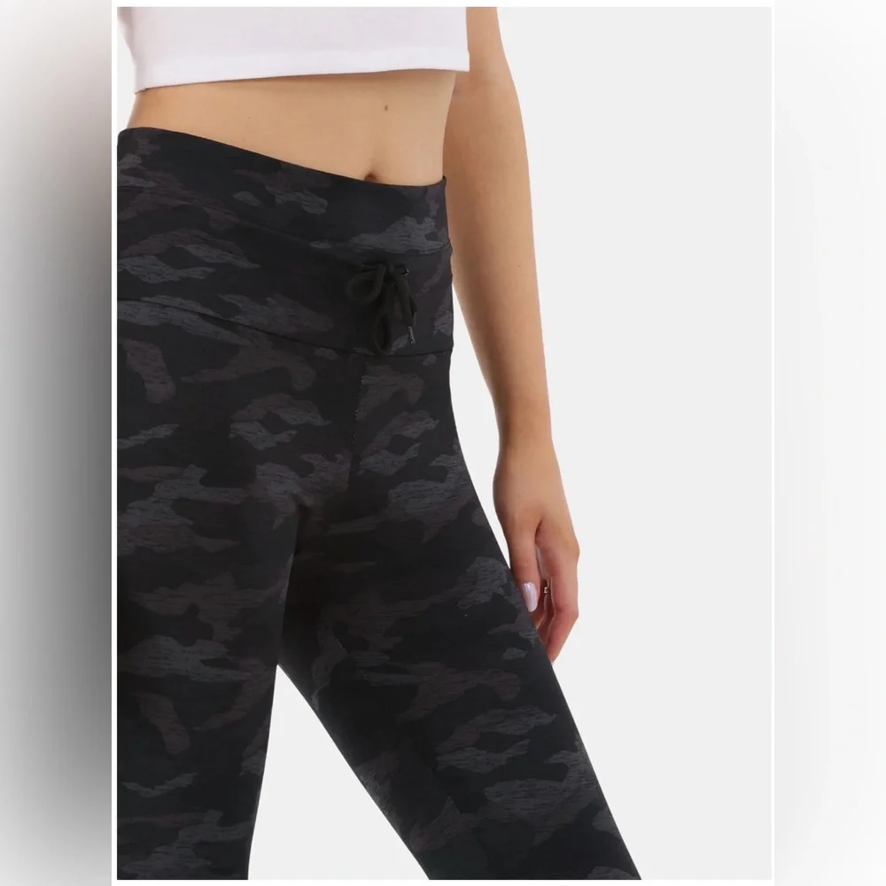 Grey Camo Leggings with Drawstring Tie, 26” Inseam Size S/M NWT - Picture 4 of 7